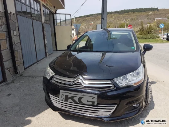 Citroen C4 Citroen C4 1.6 120к.с. газов инжекцион STAG и бутилка на мястото на резервната гума 42л.